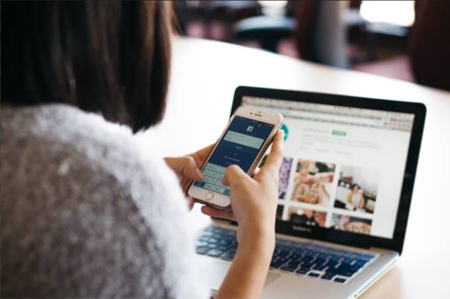 Se busca Community Manager con iPhone 14 por sueldo del siglo pasado