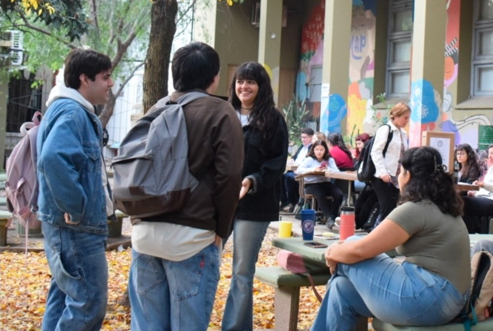 Con título, pero sin certezas: cómo viven los jóvenes la inserción laboral