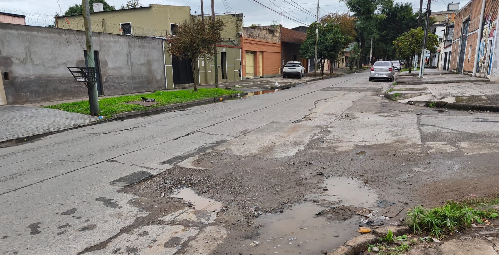El “Bache-sillo” tucumano: Las calles se hunden. La plata también